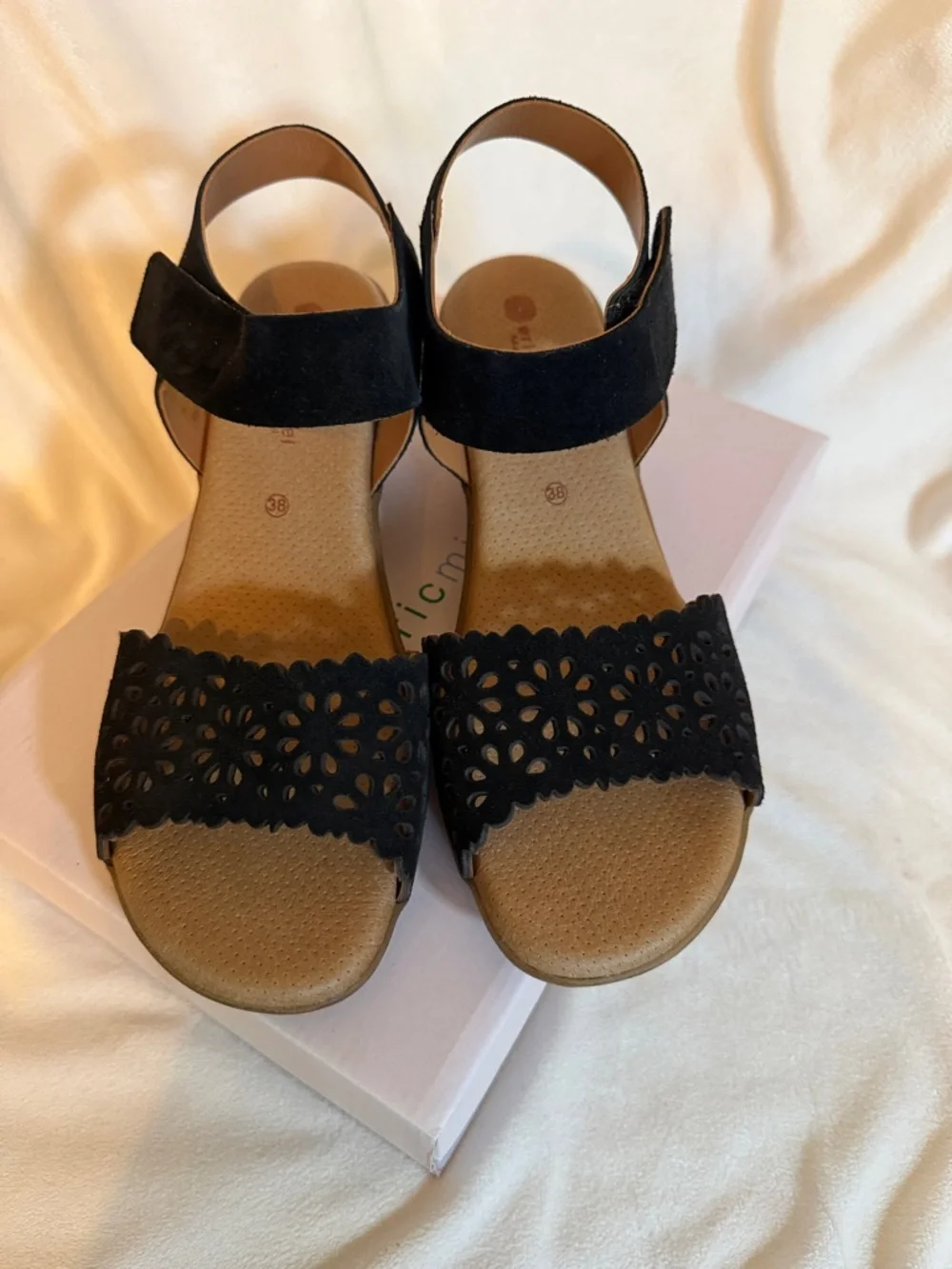Eric Michael Norah Black Leather Laser Cut Floral Wedge Sandal Women 38 Portugal